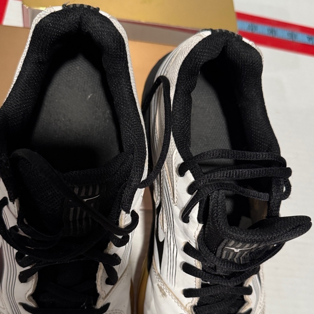 Mizuno White and Black Athletic Shoes - Picture 8 of 9